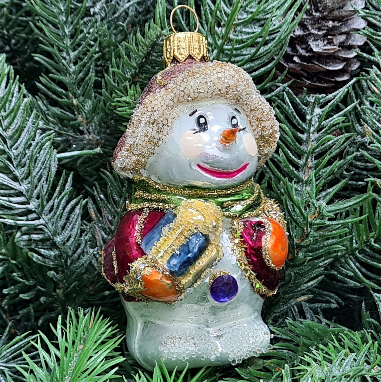 фото Стеклянная елочная игрушка Снеговик с подарком