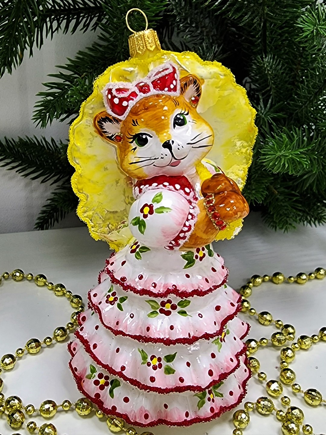 фото Стеклянная елочная игрушка Кошка с желтым зонтиком глянец
