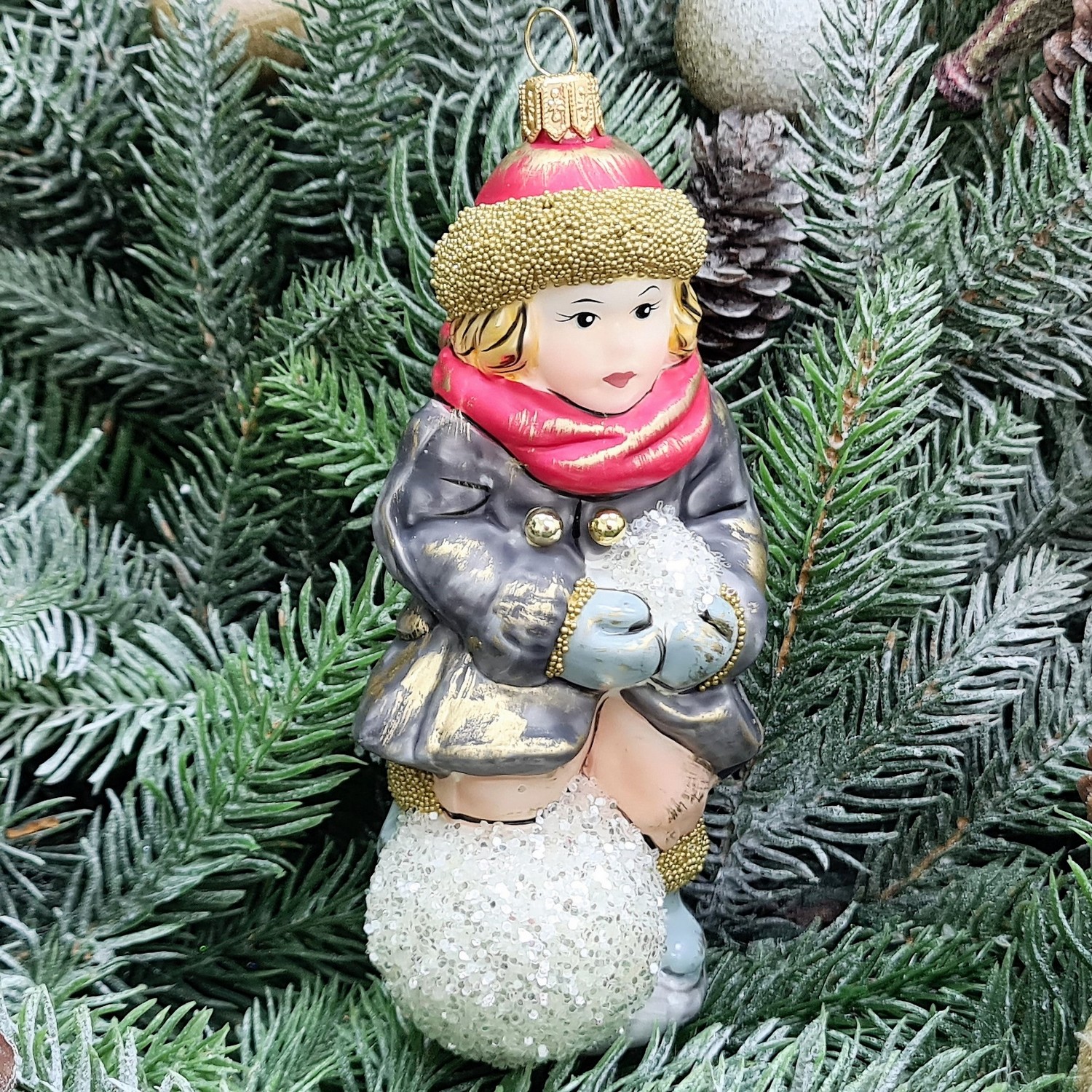 фото Стеклянная елочная игрушка Девочка со снежком Винтаж
