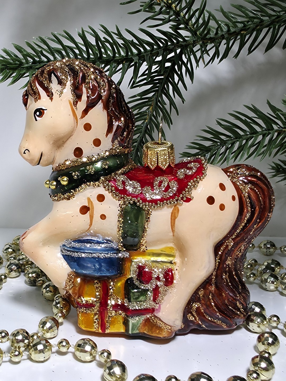 фото Стеклянная елочная игрушка Лошадка с подарками