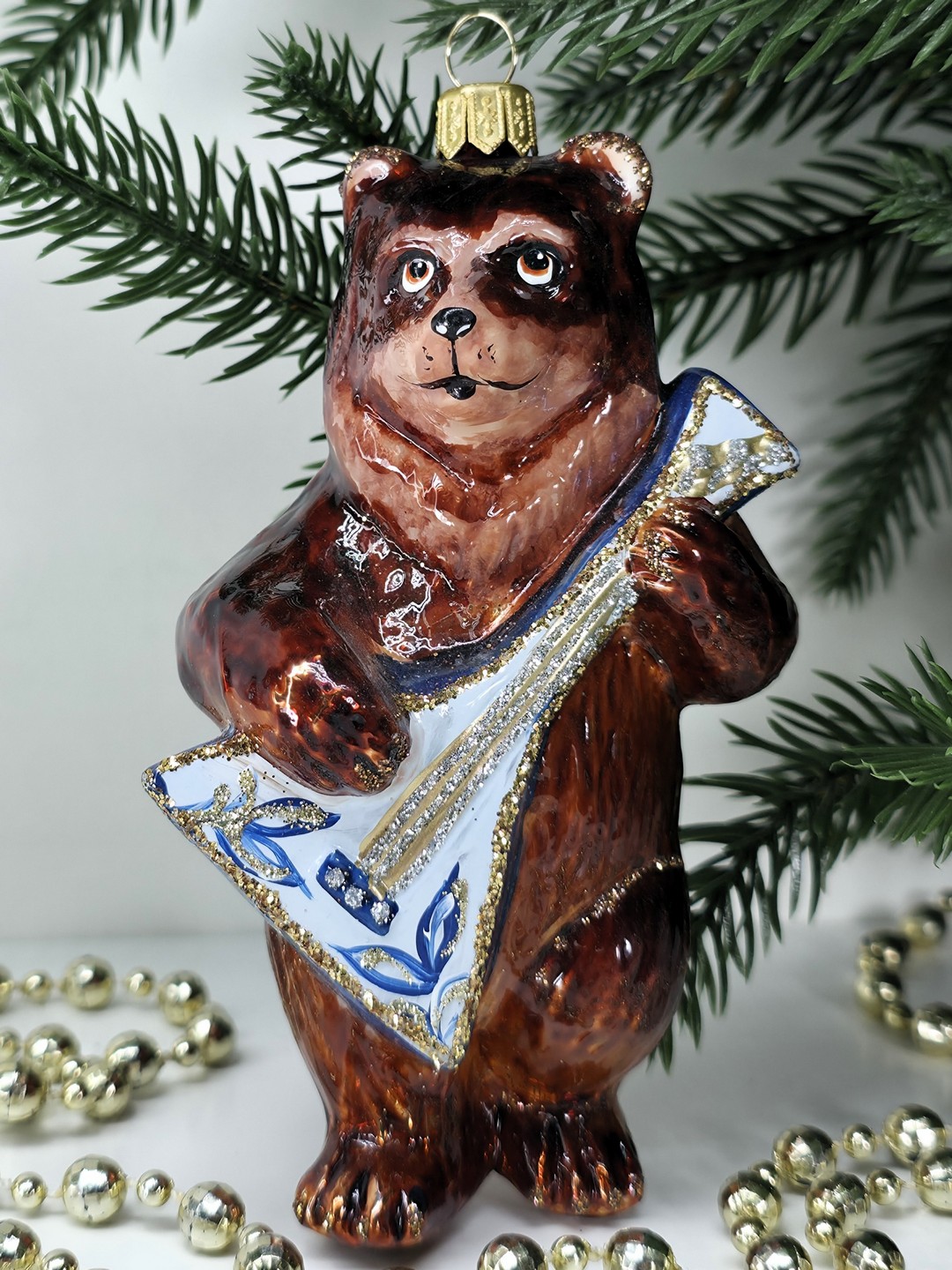 фото Стеклянная елочная игрушка Медведь с балалайкой