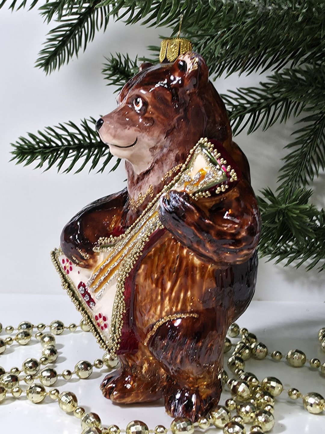 фото Стеклянная елочная игрушка Мишка с балалайкой