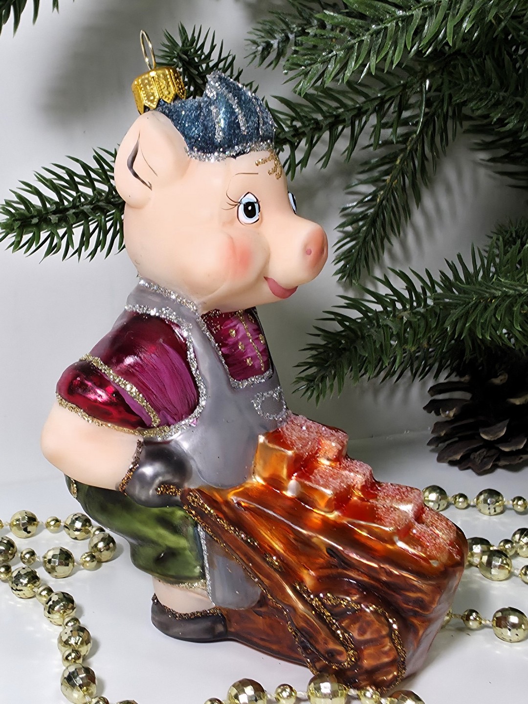 фото Стеклянная елочная игрушка Поросенок с телегой