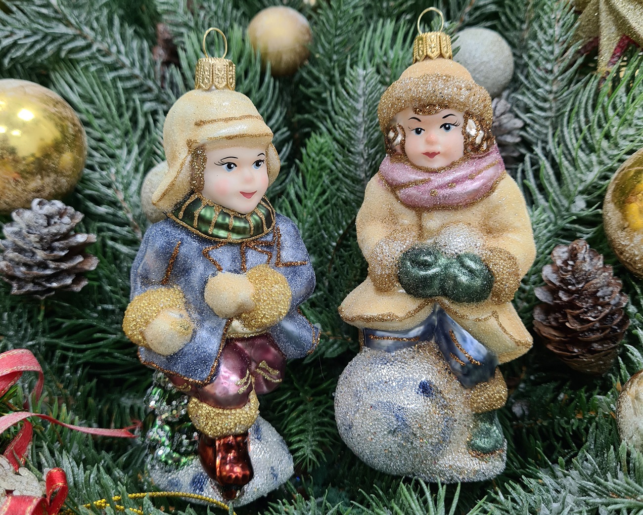 фото Набор ёлочных игрушек Девочка со снежком и мальчик на коньках сахар
