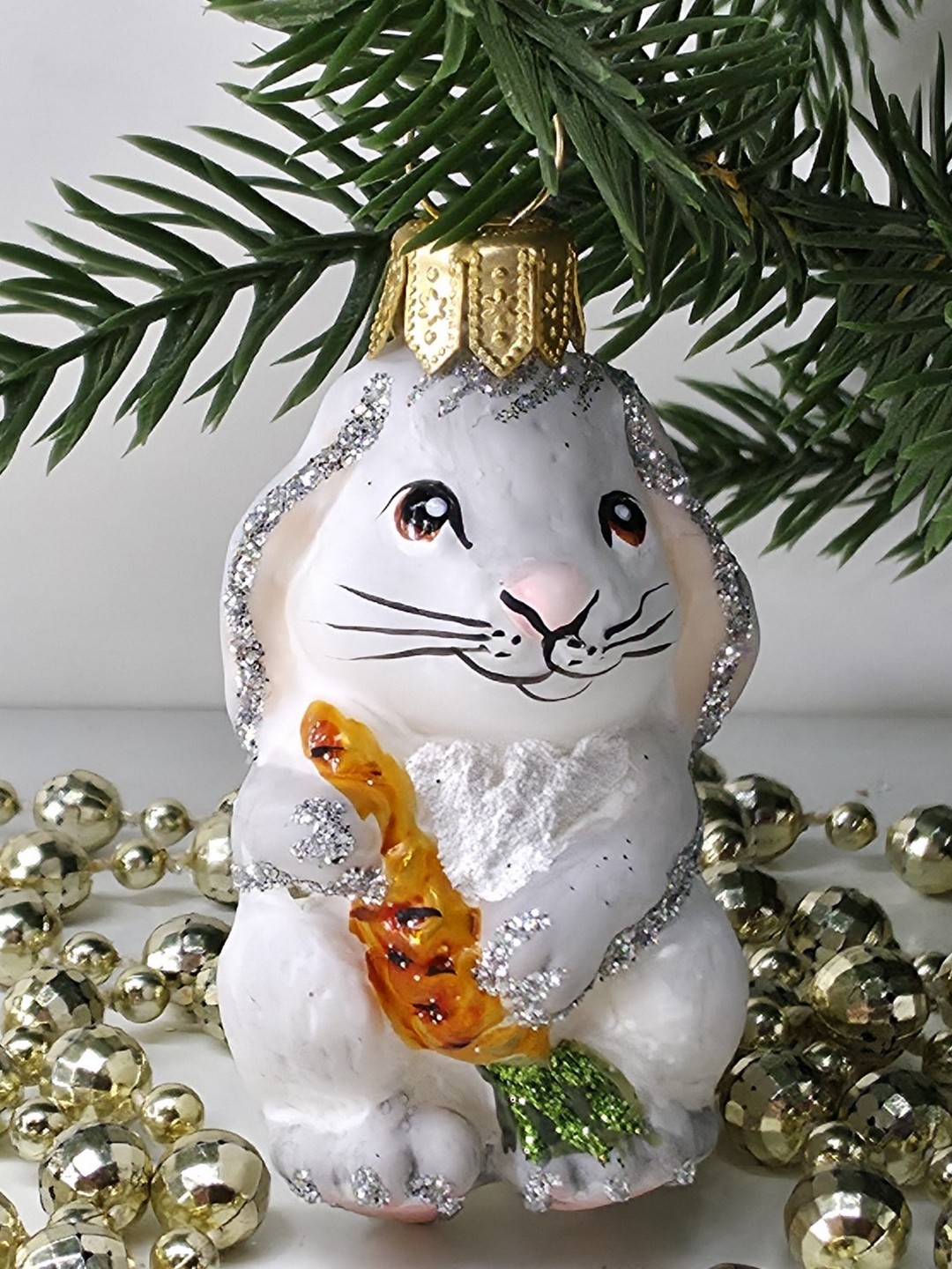фото Стеклянная елочная игрушка Зайчик с морковкой