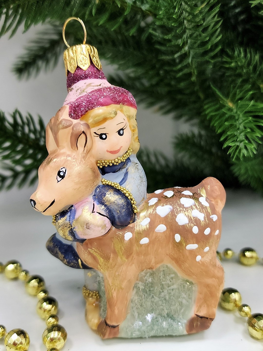фото Стеклянная елочная игрушка Девочка с олененком
