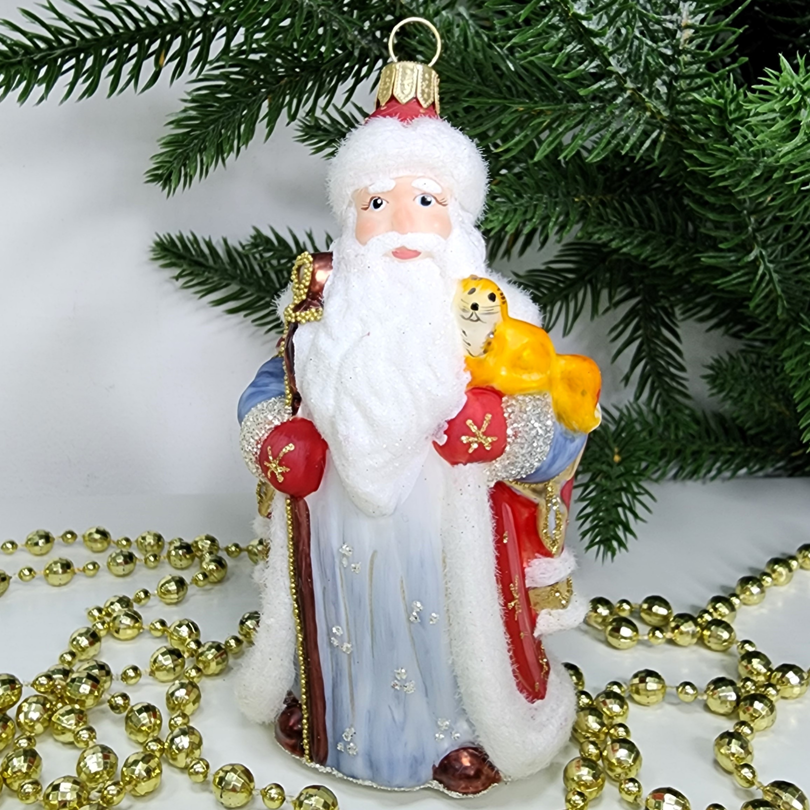фото Стеклянная елочная игрушка Дед Мороз красный с белочкой
