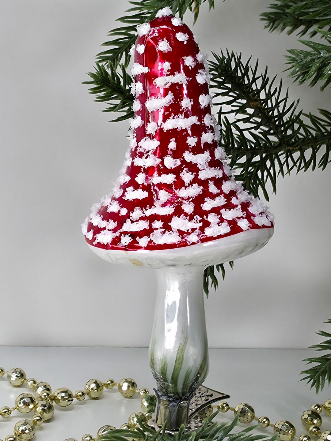 фото Стеклянная елочная игрушка Гриб мухомор на прищепке