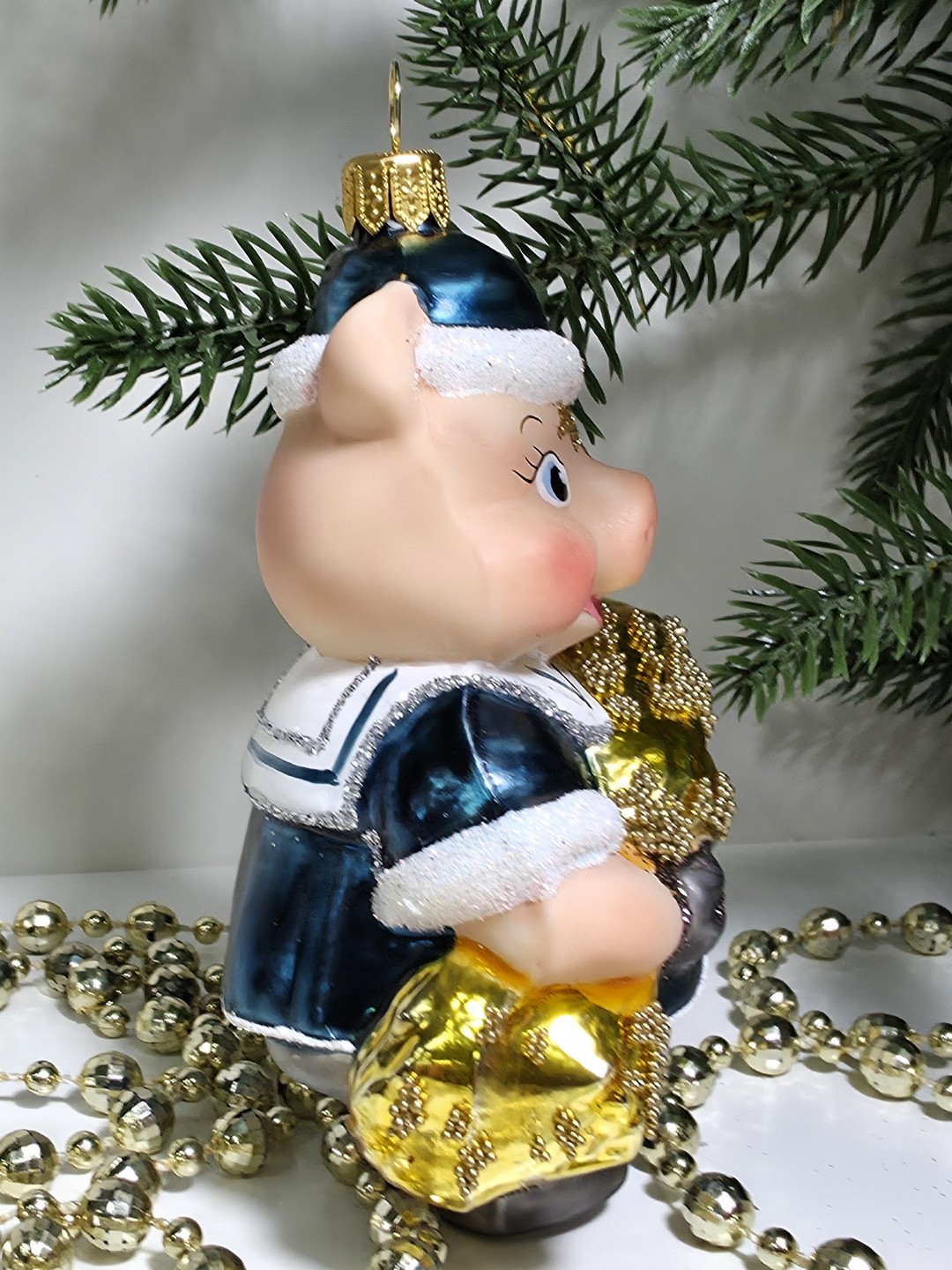 фото Стеклянная елочная игрушка Поросенок с сеном