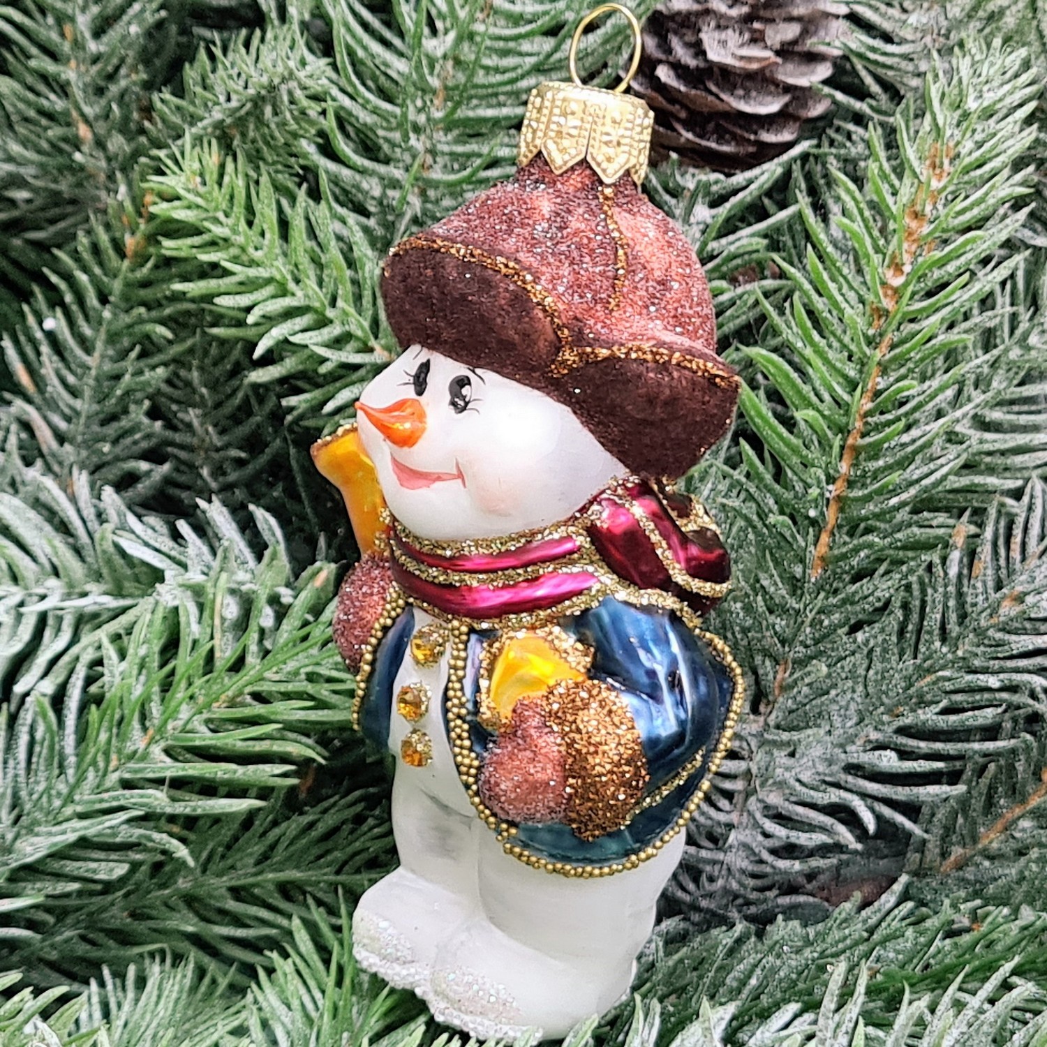 фото Стеклянная елочная игрушка Снеговик с колокольчиком крем