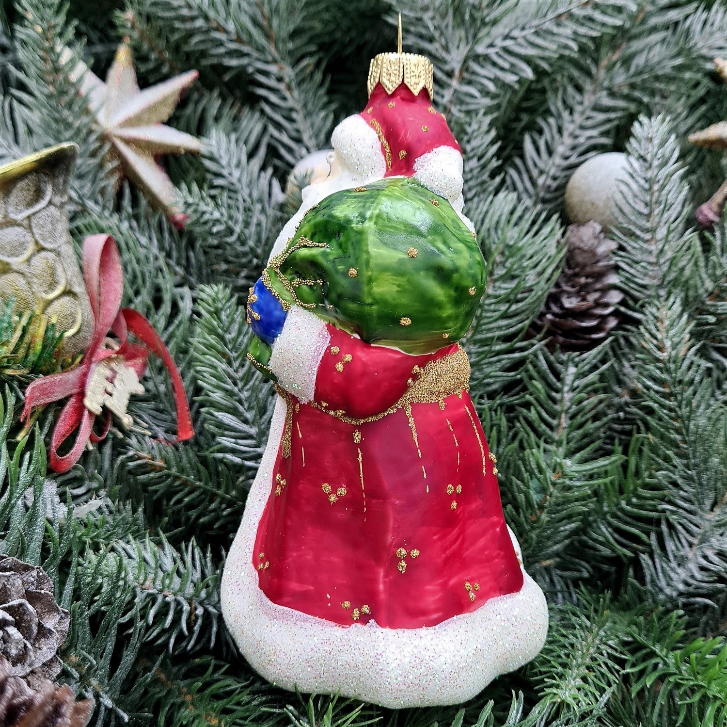 фото Стеклянная елочная игрушка Дед Мороз с белкой
