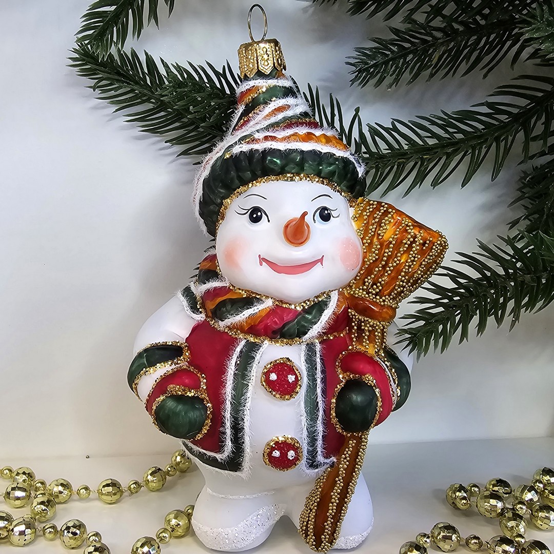 фото Стеклянная елочная игрушка Снеговик с метлой