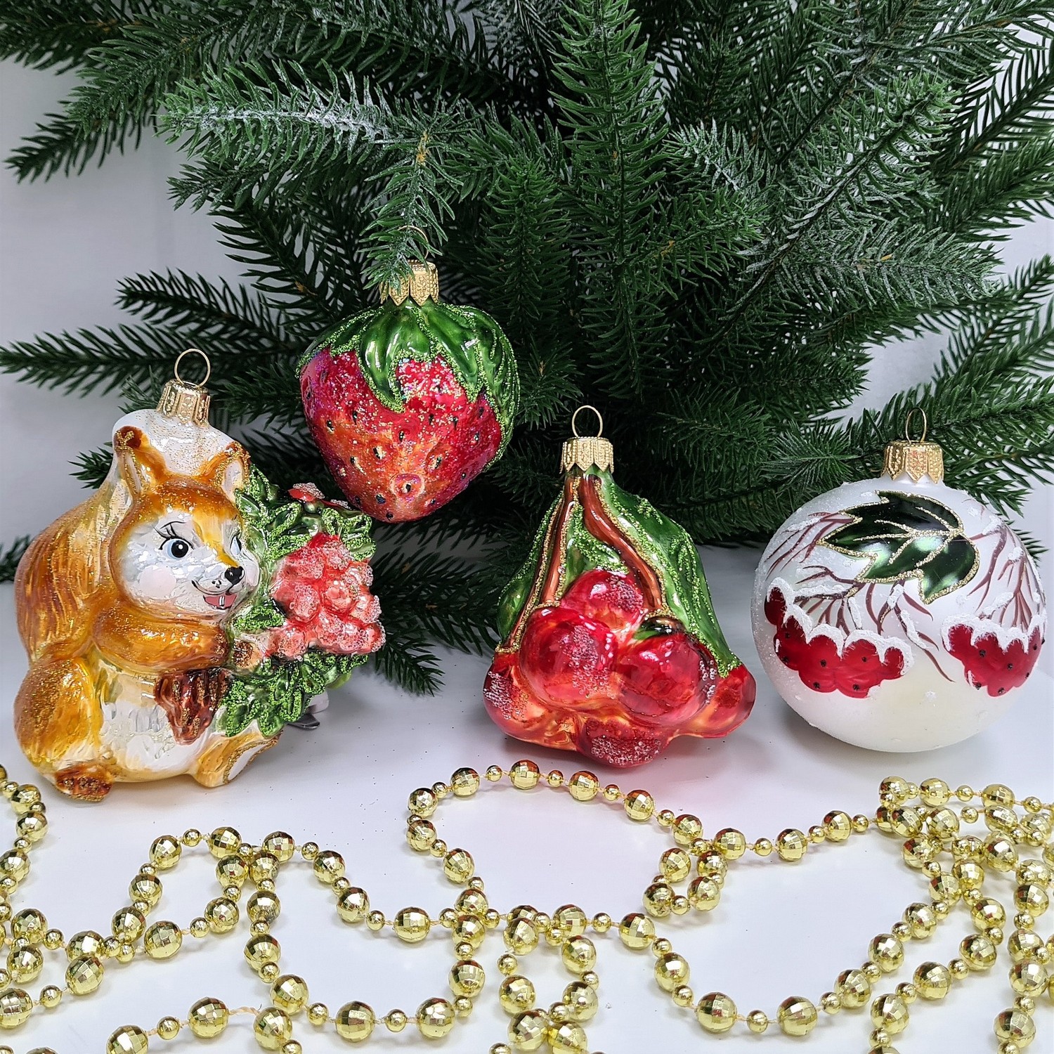фото Набор ёлочных игрушек Белка с рябиной, клубника, гроздь вишни и шарик