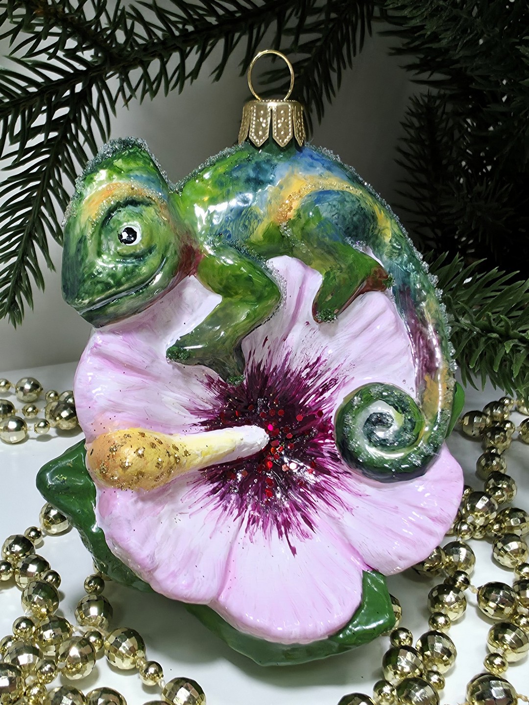 фото Стеклянная елочная игрушка Хамелеон на цветке