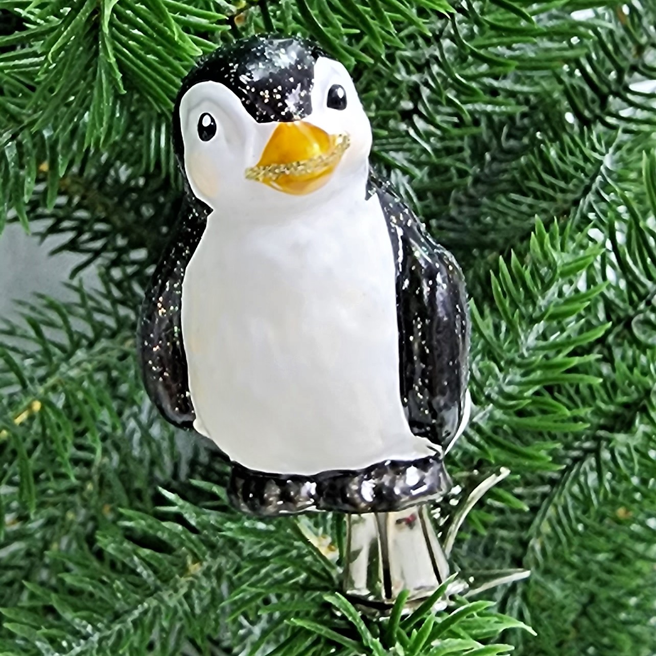 фото Стеклянная елочная игрушка Пингвин на прищепке
