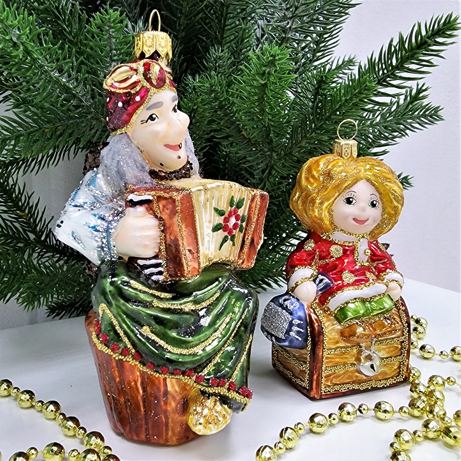 фото Набор ёлочных игрушек Баба Яга с гармошкой и Домовенок Кузя на сундуке