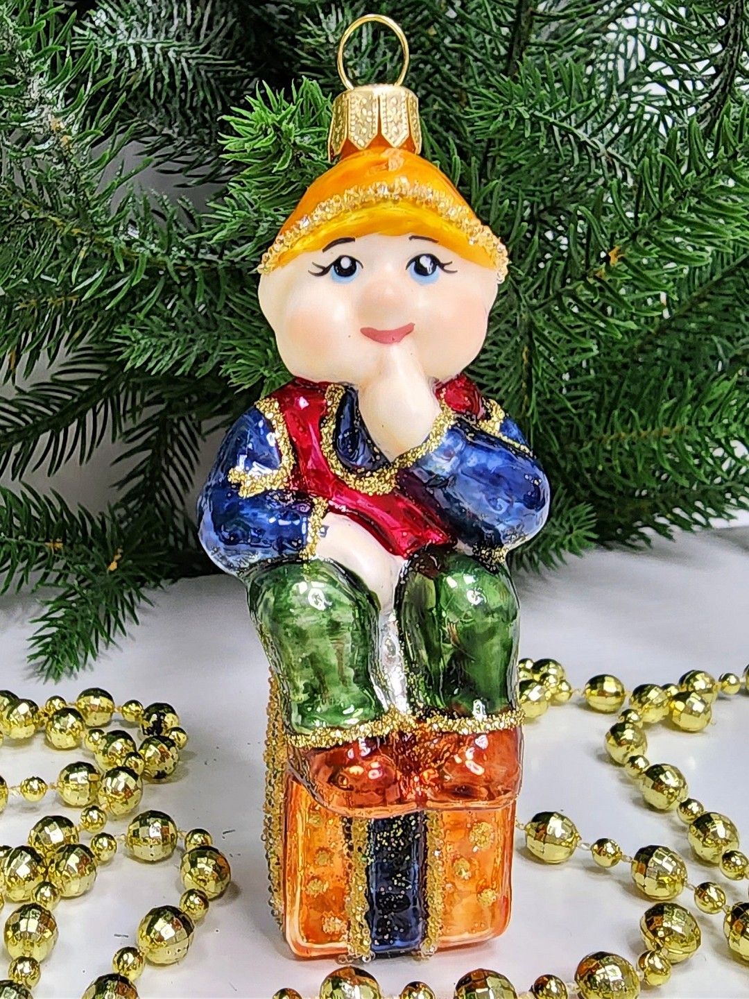 фото Стеклянная елочная игрушка Гном на подарке