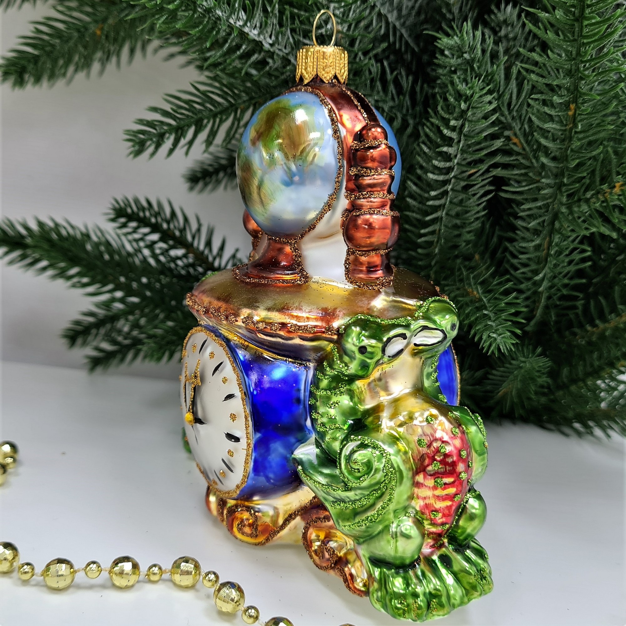 фото Стеклянная елочная игрушка Часы с глобусом