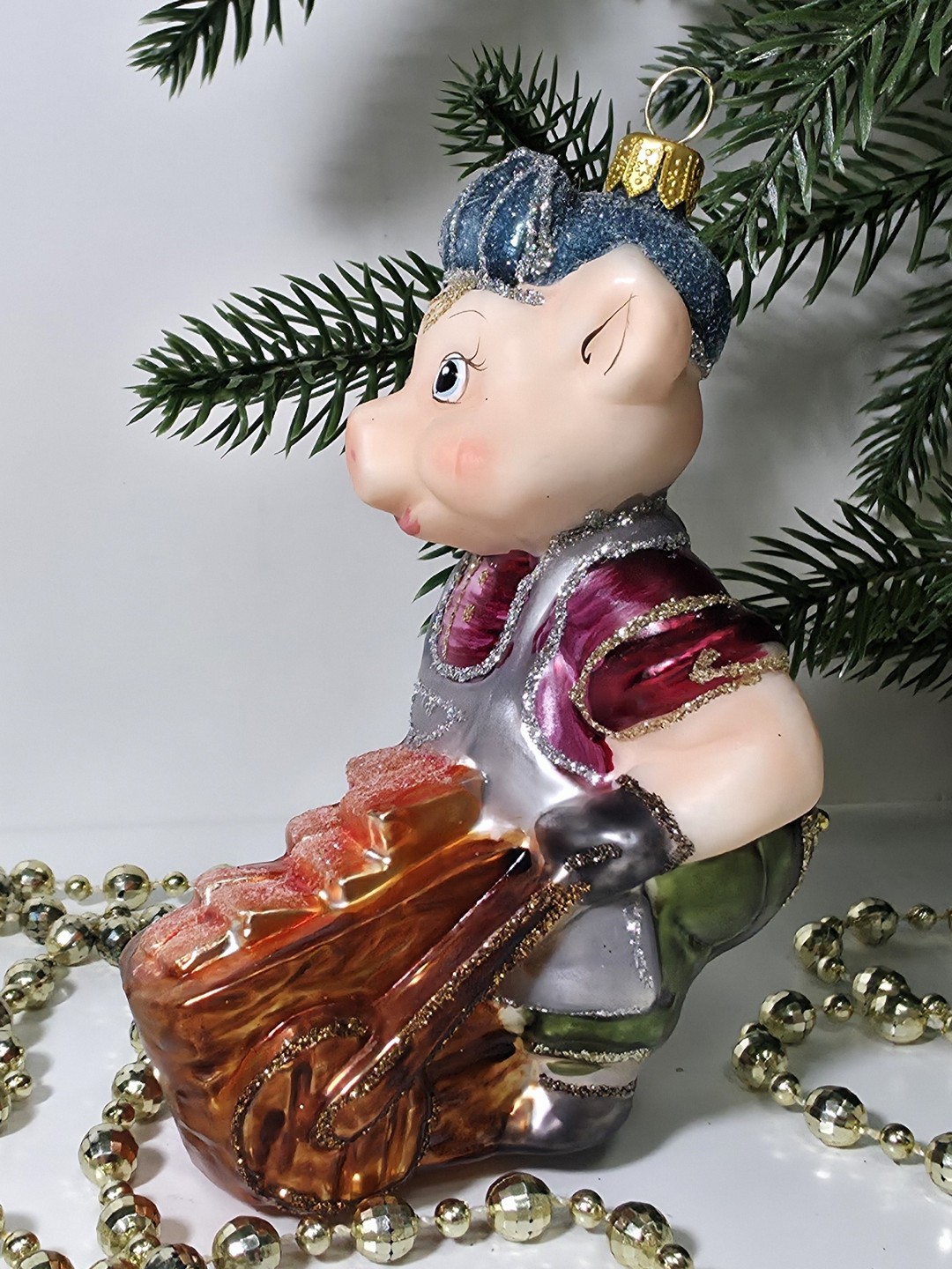 фото Стеклянная елочная игрушка Поросенок с телегой