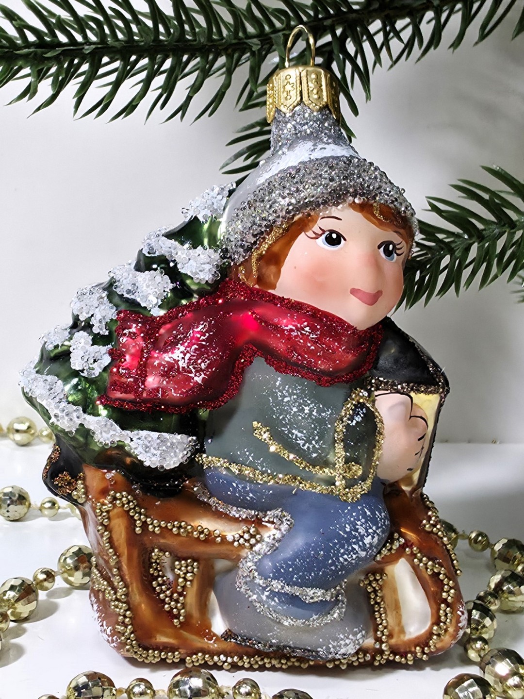 фото Стеклянная елочная игрушка Мальчик на санях царский