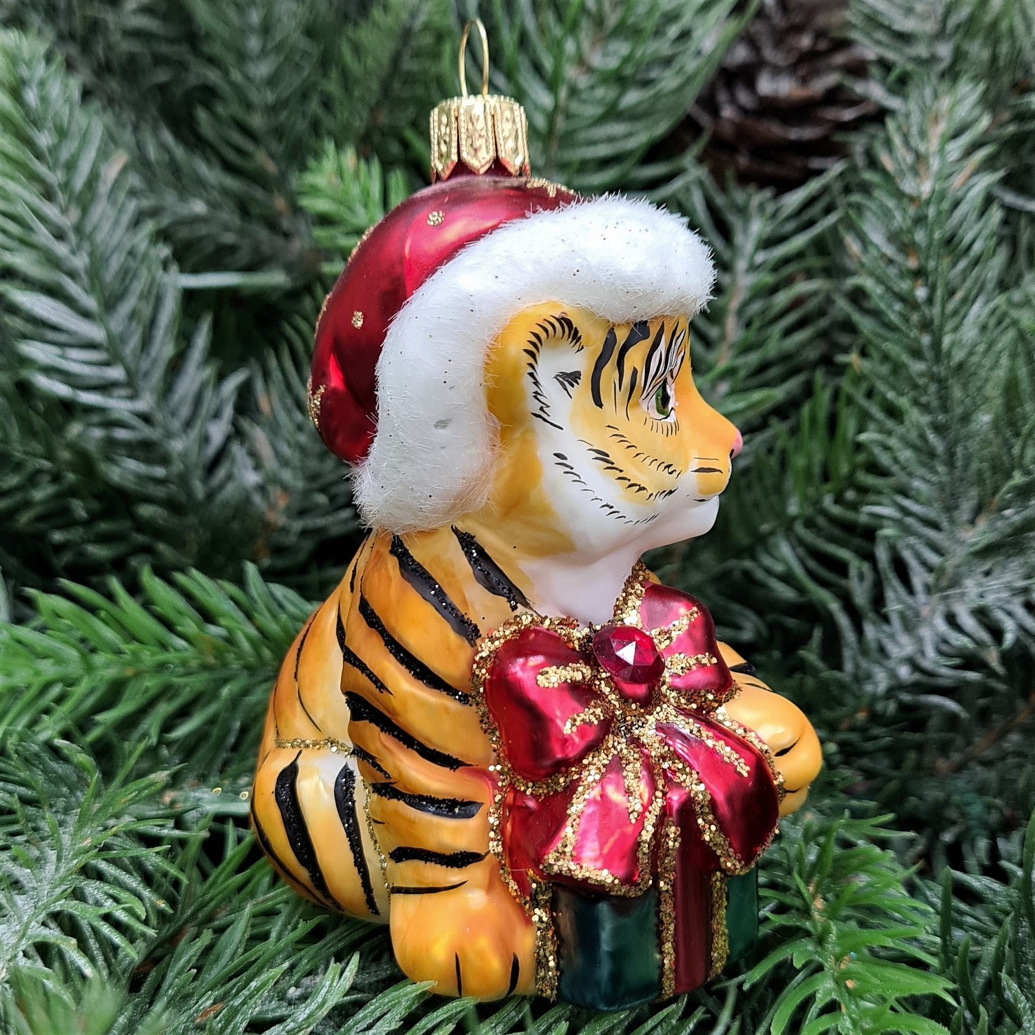фото Стеклянная елочная игрушка Тигр с подарком-2
