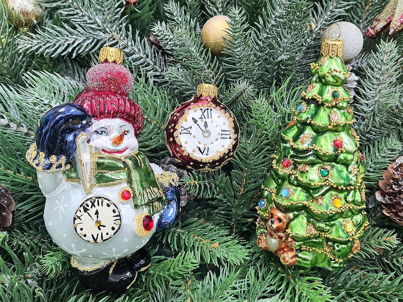 фото Набор ёлочных игрушек Снеговик с часиками, часики и елка
