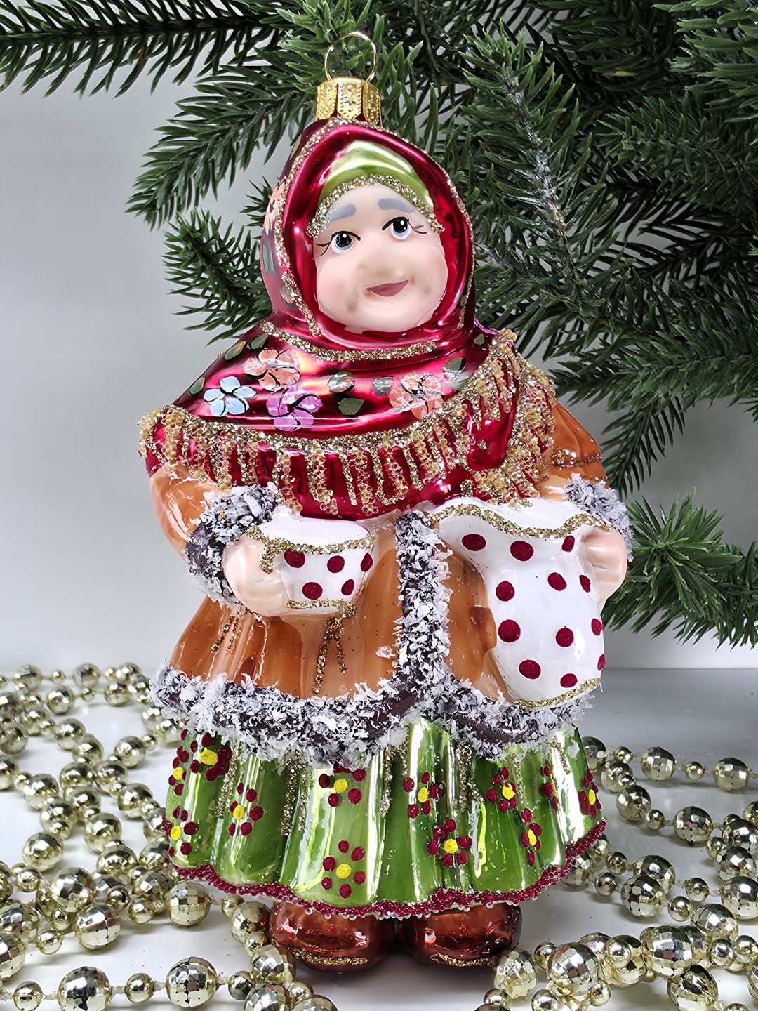 фото Стеклянная елочная игрушка Бабушка с кувшином