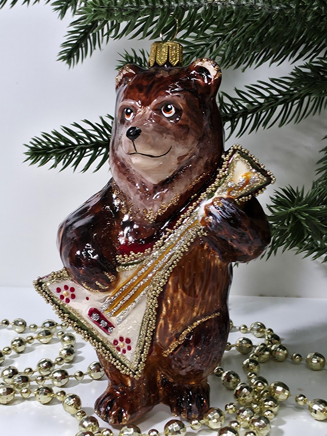 фото Стеклянная елочная игрушка Мишка с балалайкой