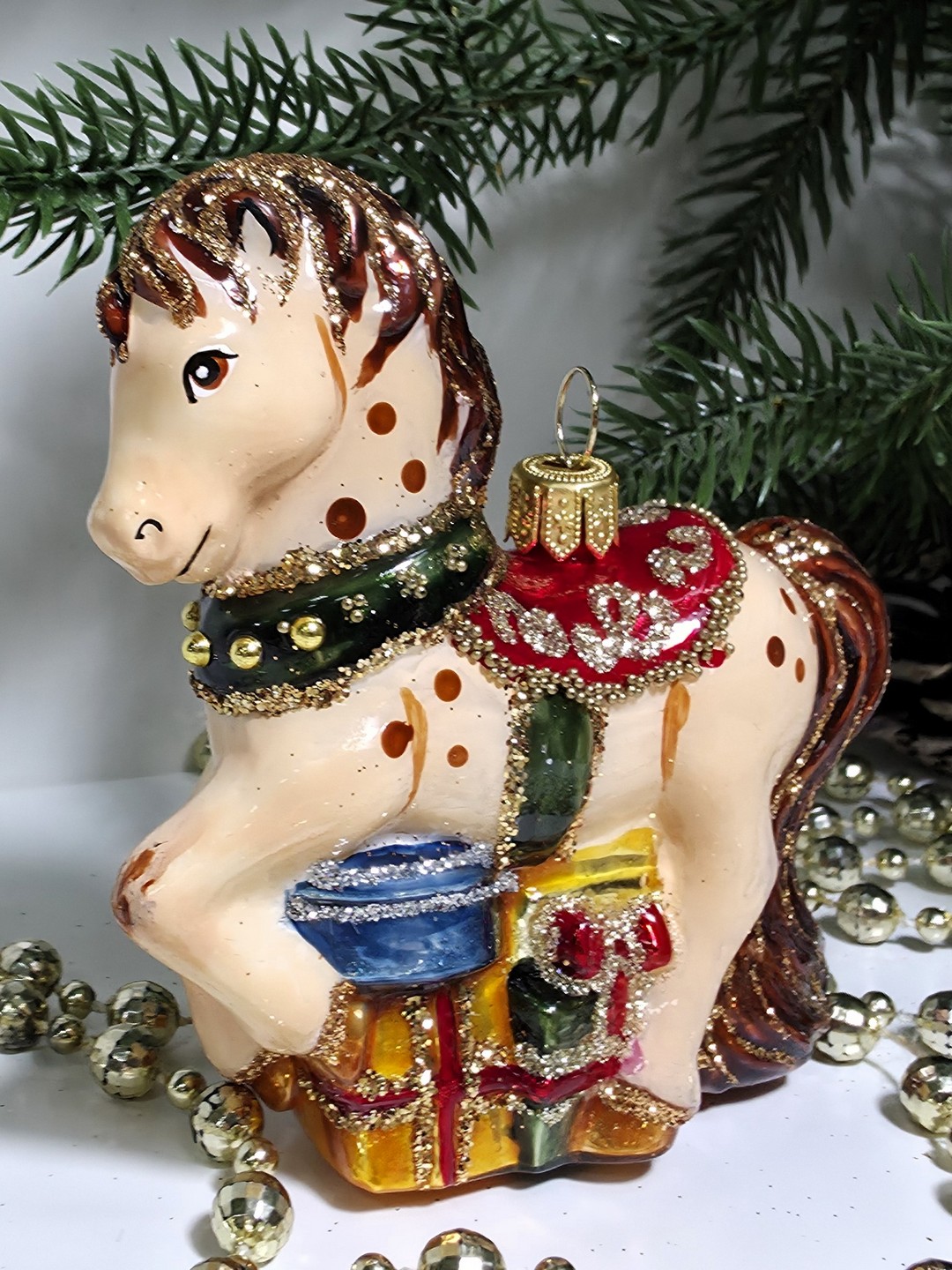 фото Стеклянная елочная игрушка Лошадка с подарками