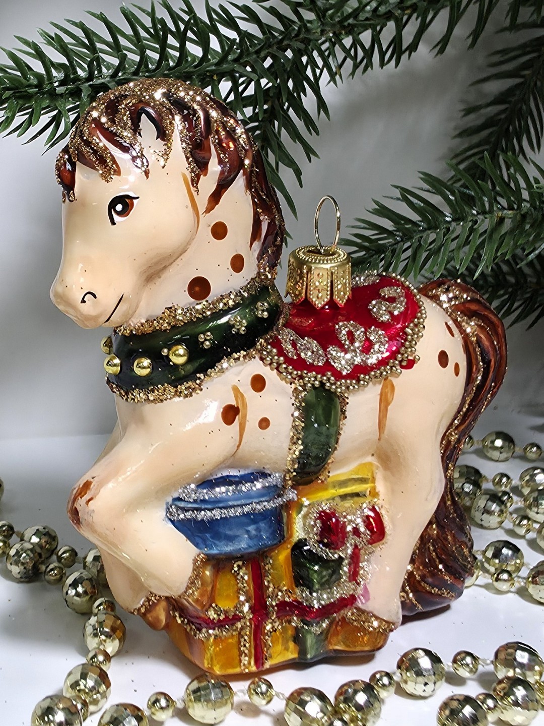 фото Стеклянная елочная игрушка Лошадка с подарками