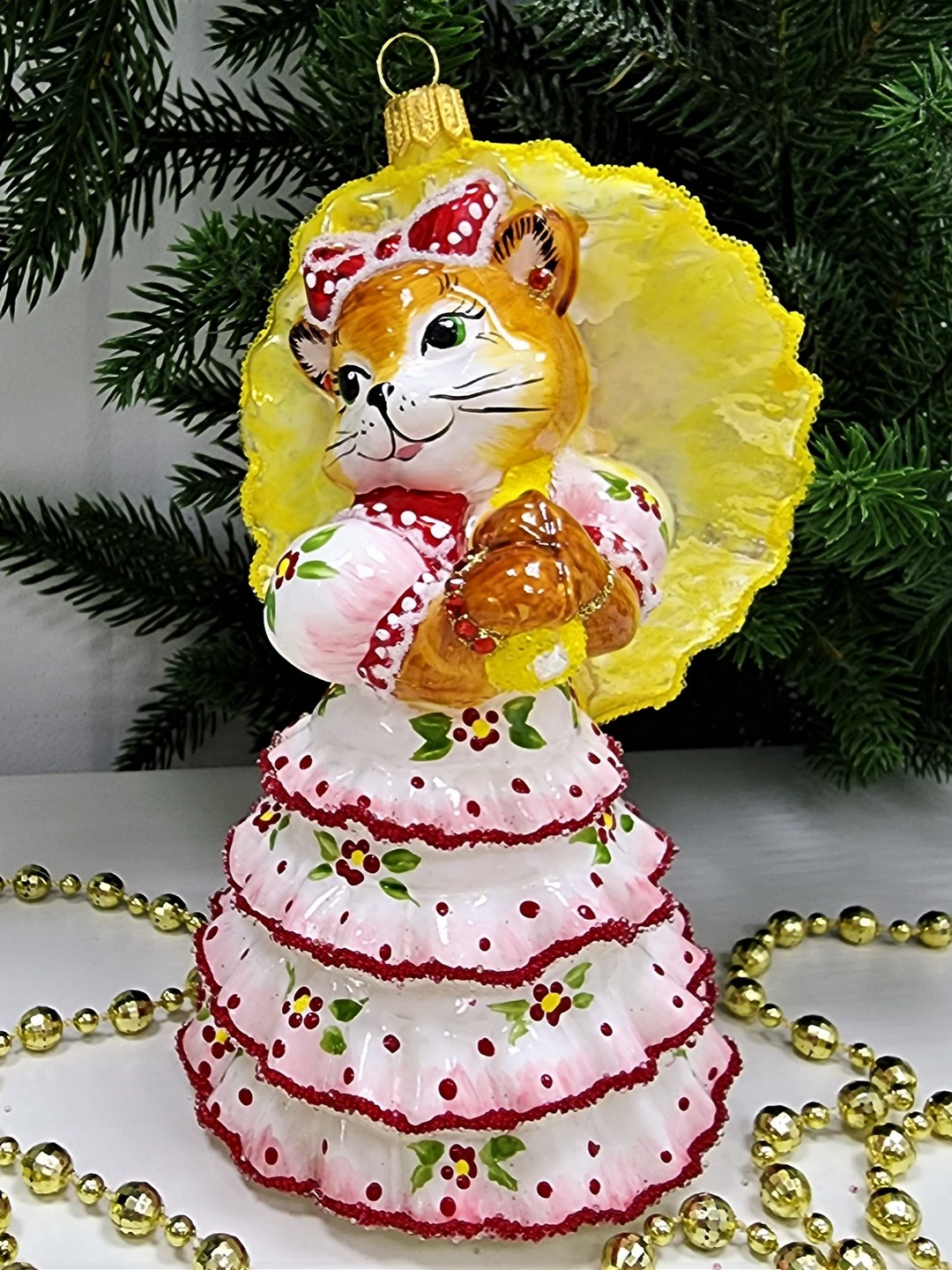 фото Стеклянная елочная игрушка Кошка с желтым зонтиком глянец