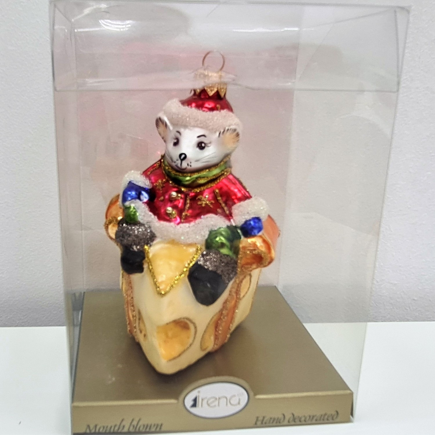 фото Стеклянная елочная игрушка Мышь санта на сыре