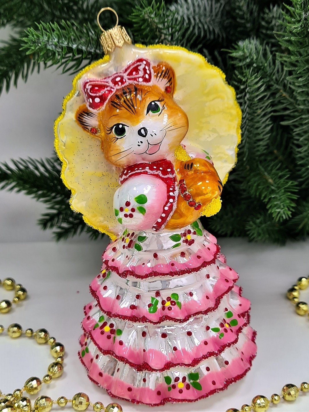 фото Стеклянная елочная игрушка Кошка с желтым зонтиком матовая