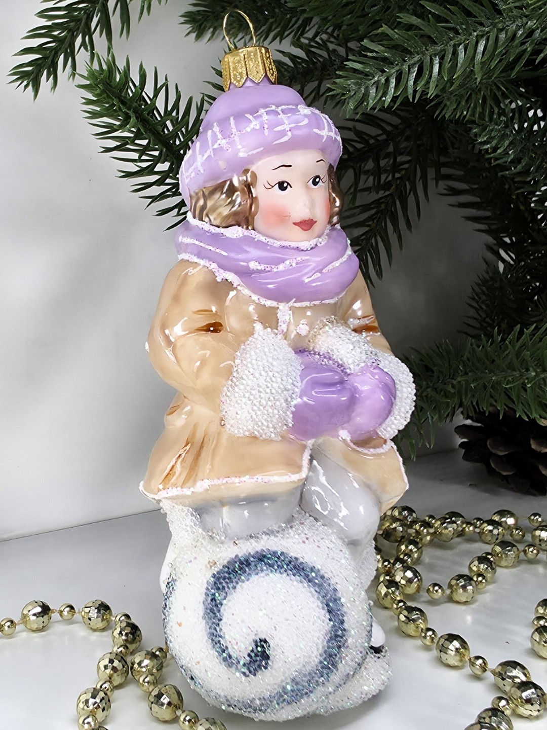 фото Стеклянная елочная игрушка Девочка со снежком эмаль