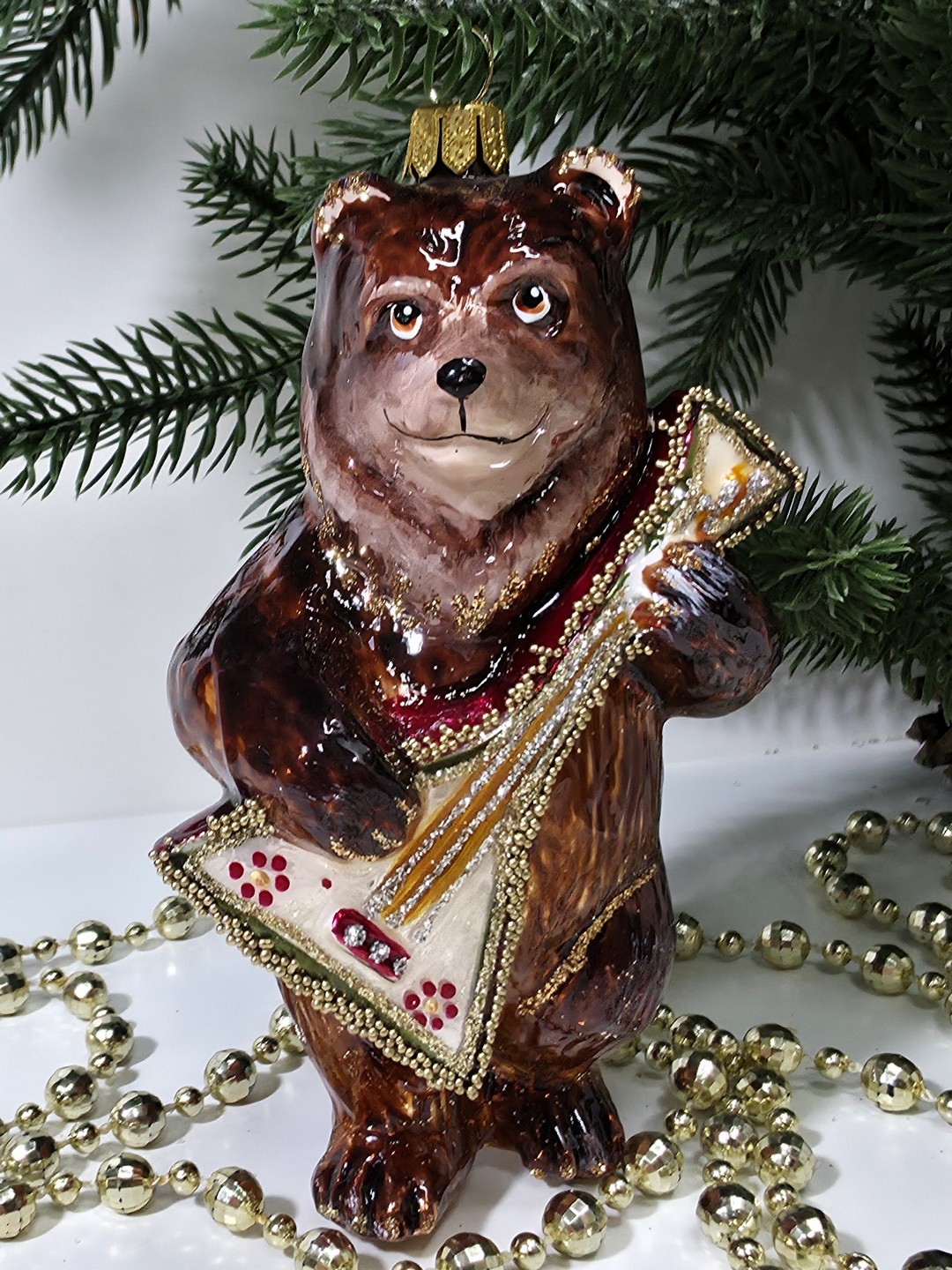 фото Стеклянная елочная игрушка Мишка с балалайкой