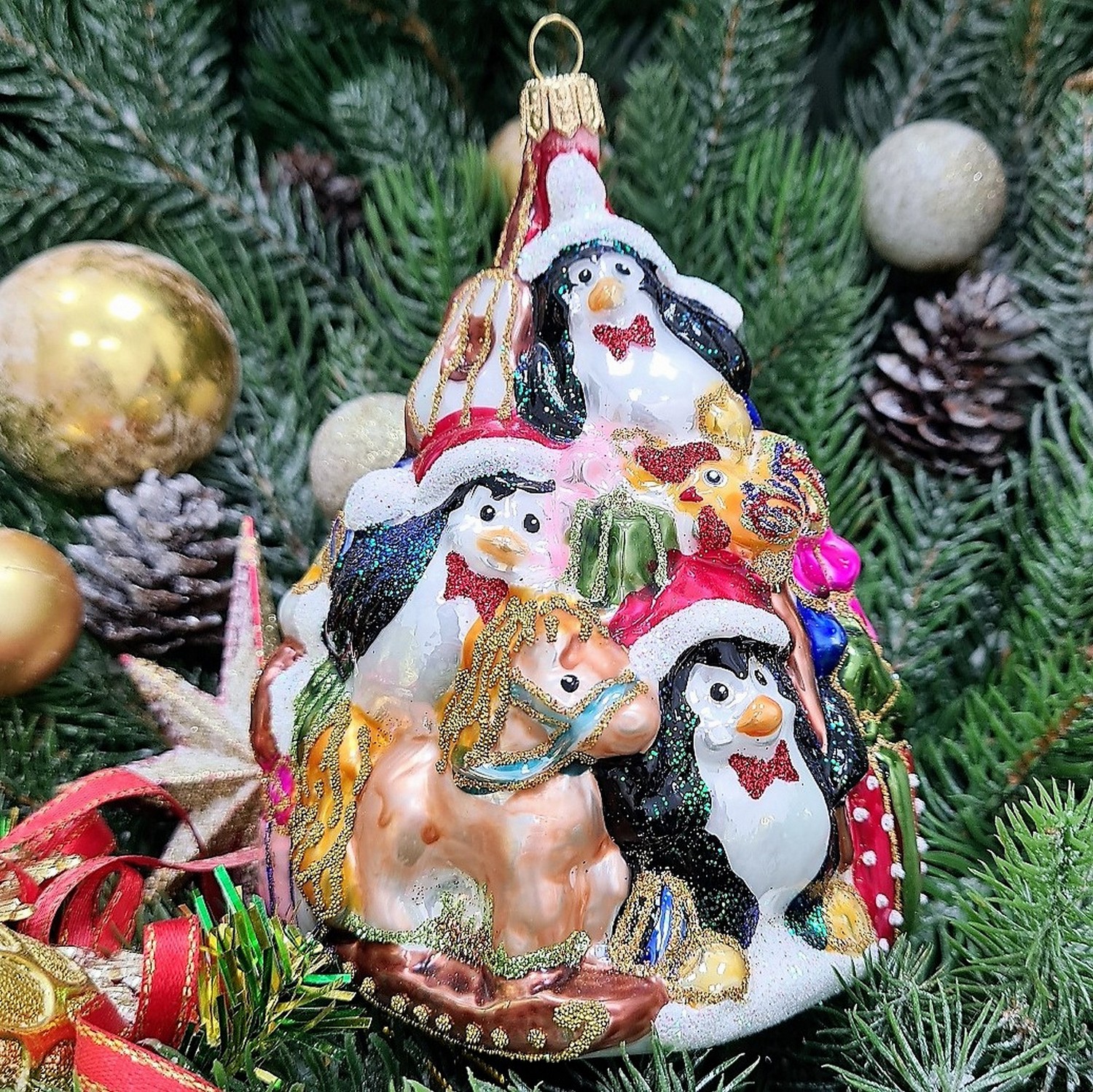 фото Стеклянная елочная игрушка Гора пингвинов с подарками