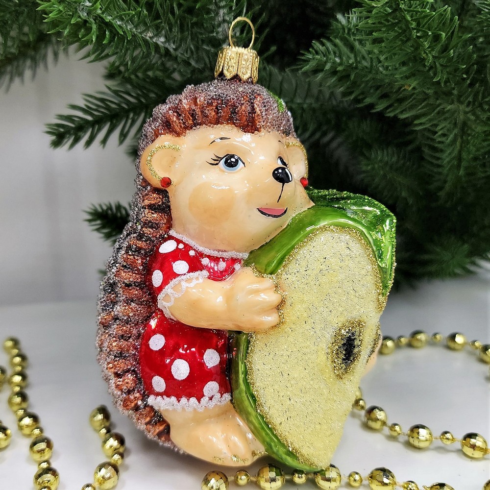 фото Стеклянная елочная игрушка Ежик с яблоком девочка