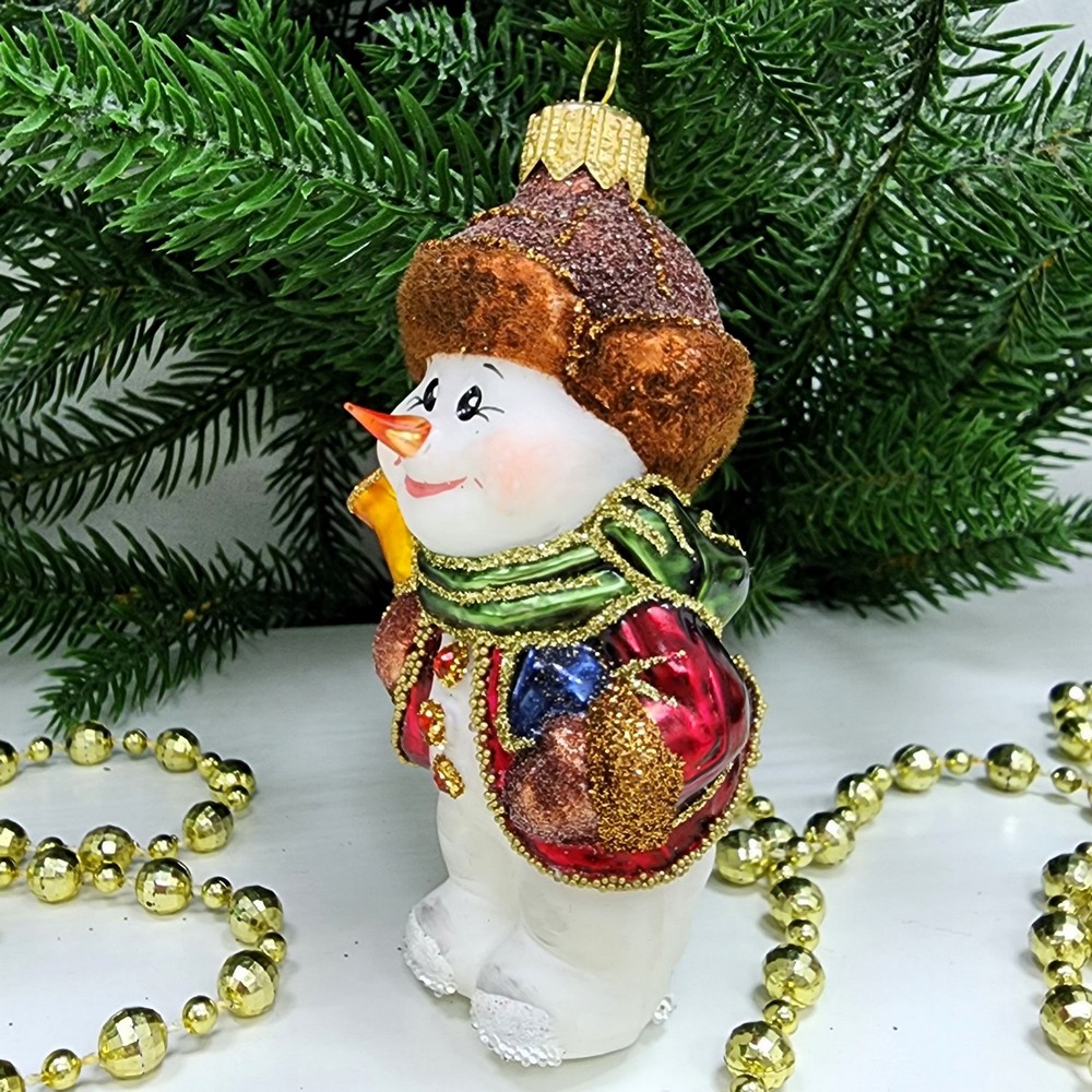 фото Стеклянная елочная игрушка Снеговик с колокольчиком крем бордо