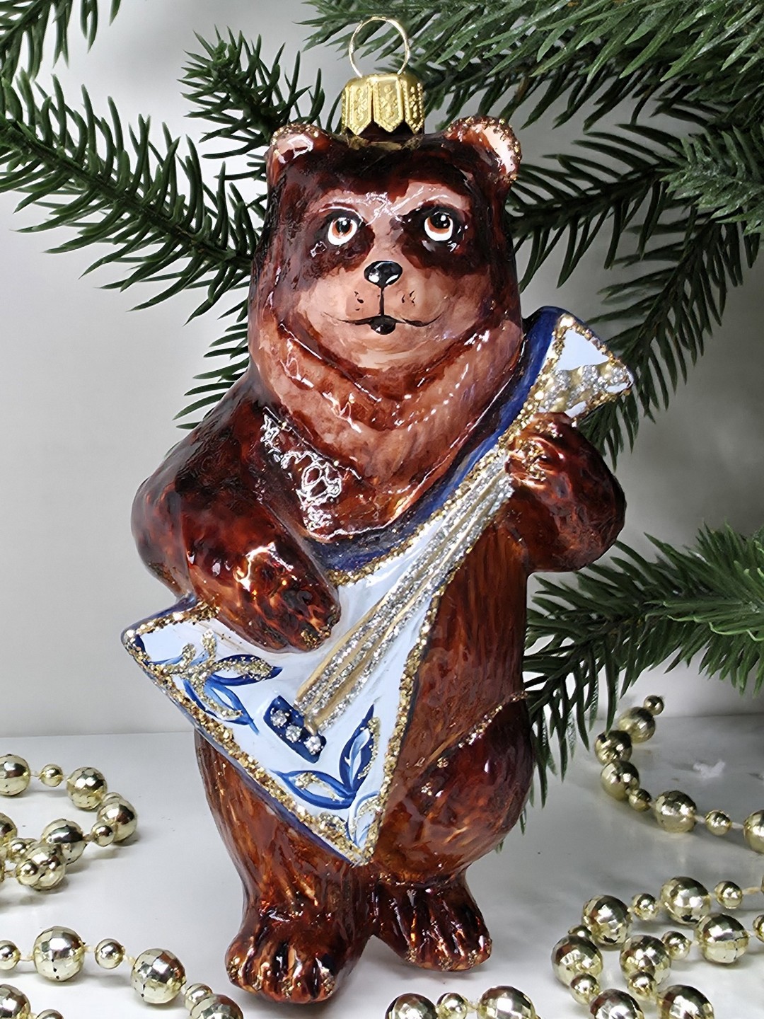 фото Стеклянная елочная игрушка Медведь с балалайкой