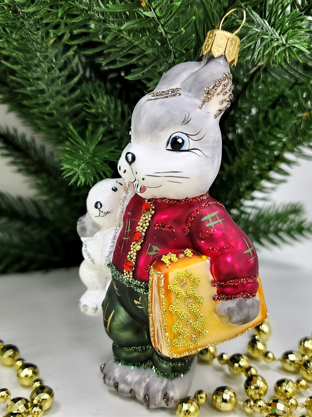 фото Стеклянная елочная игрушка Зайчик с зайкой и книгой