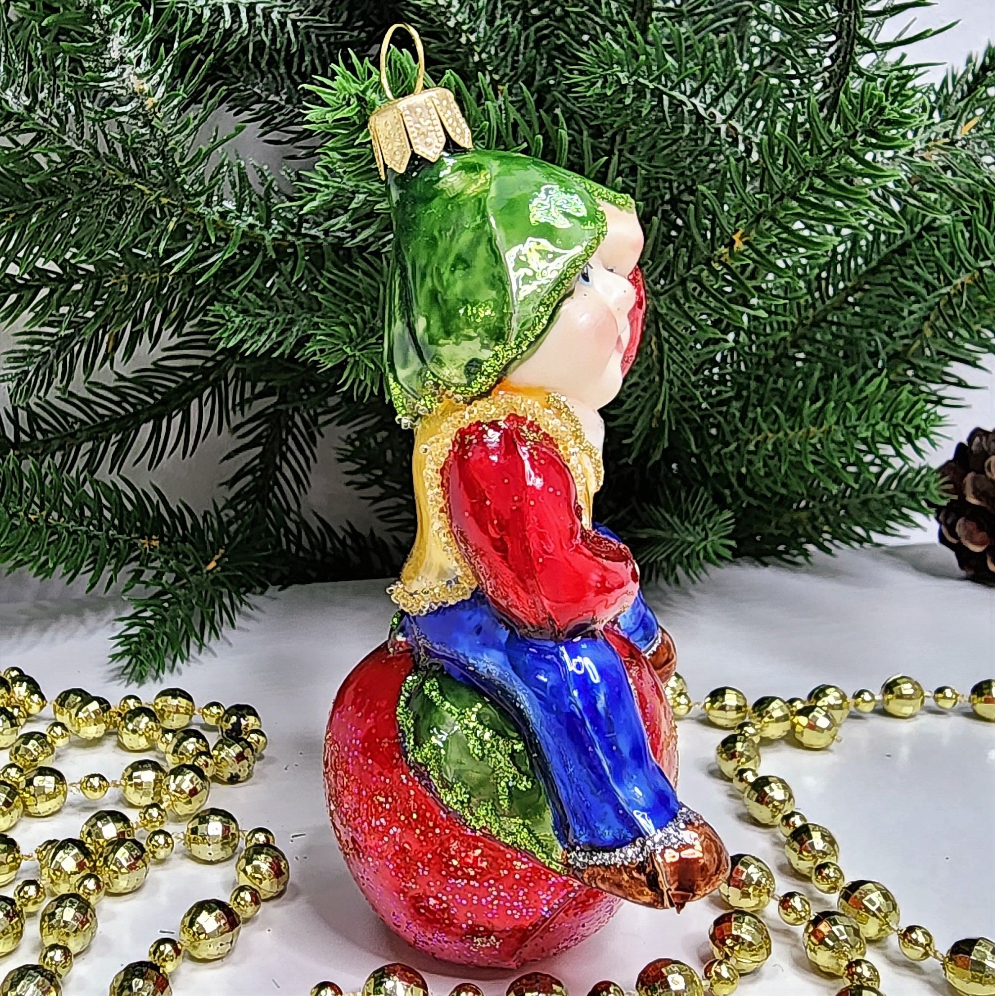 фото Стеклянная елочная игрушка Гном на яблоке