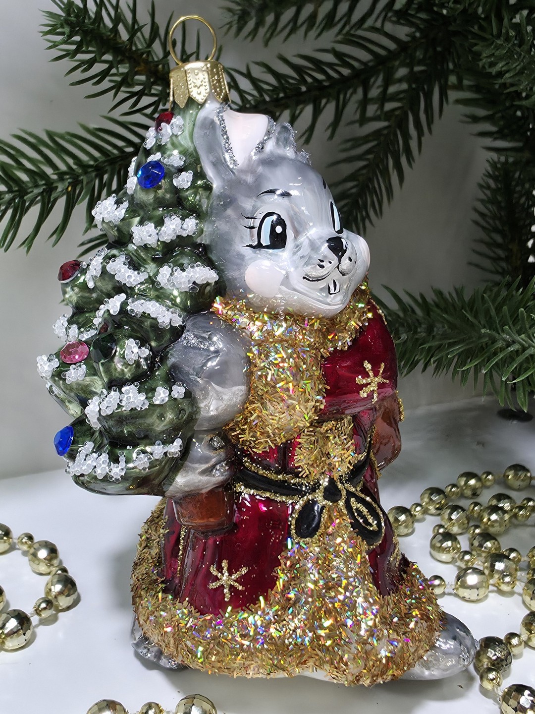 фото Стеклянная елочная игрушка Заяц с елкой