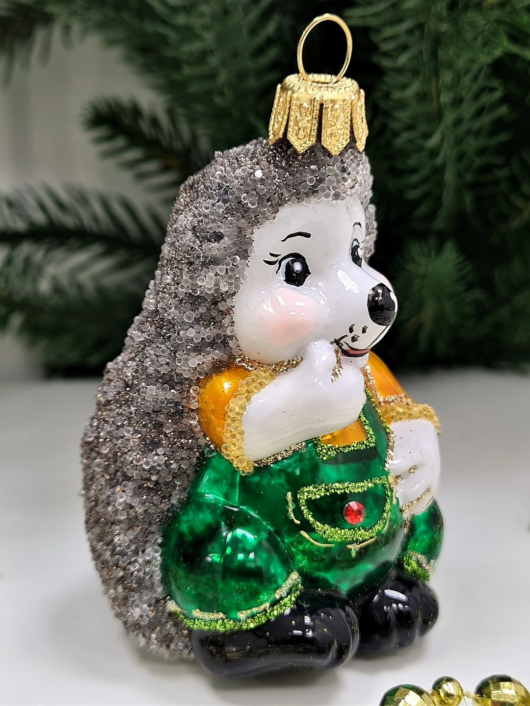 фото Стеклянная елочная игрушка Ежик в ползунках
