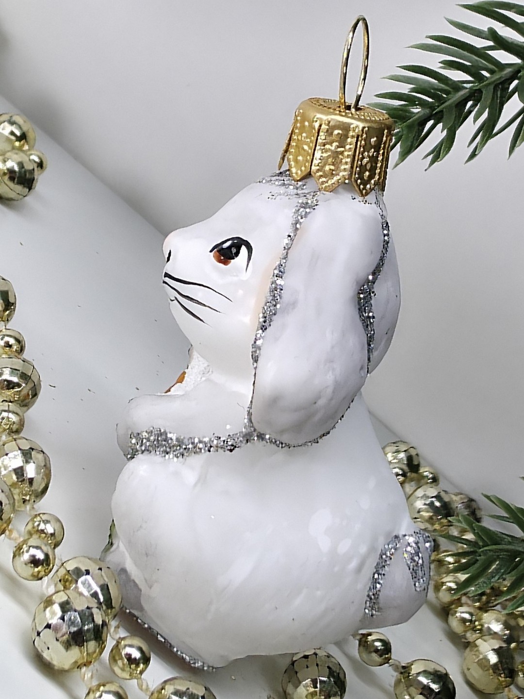фото Стеклянная елочная игрушка Зайчик с морковкой