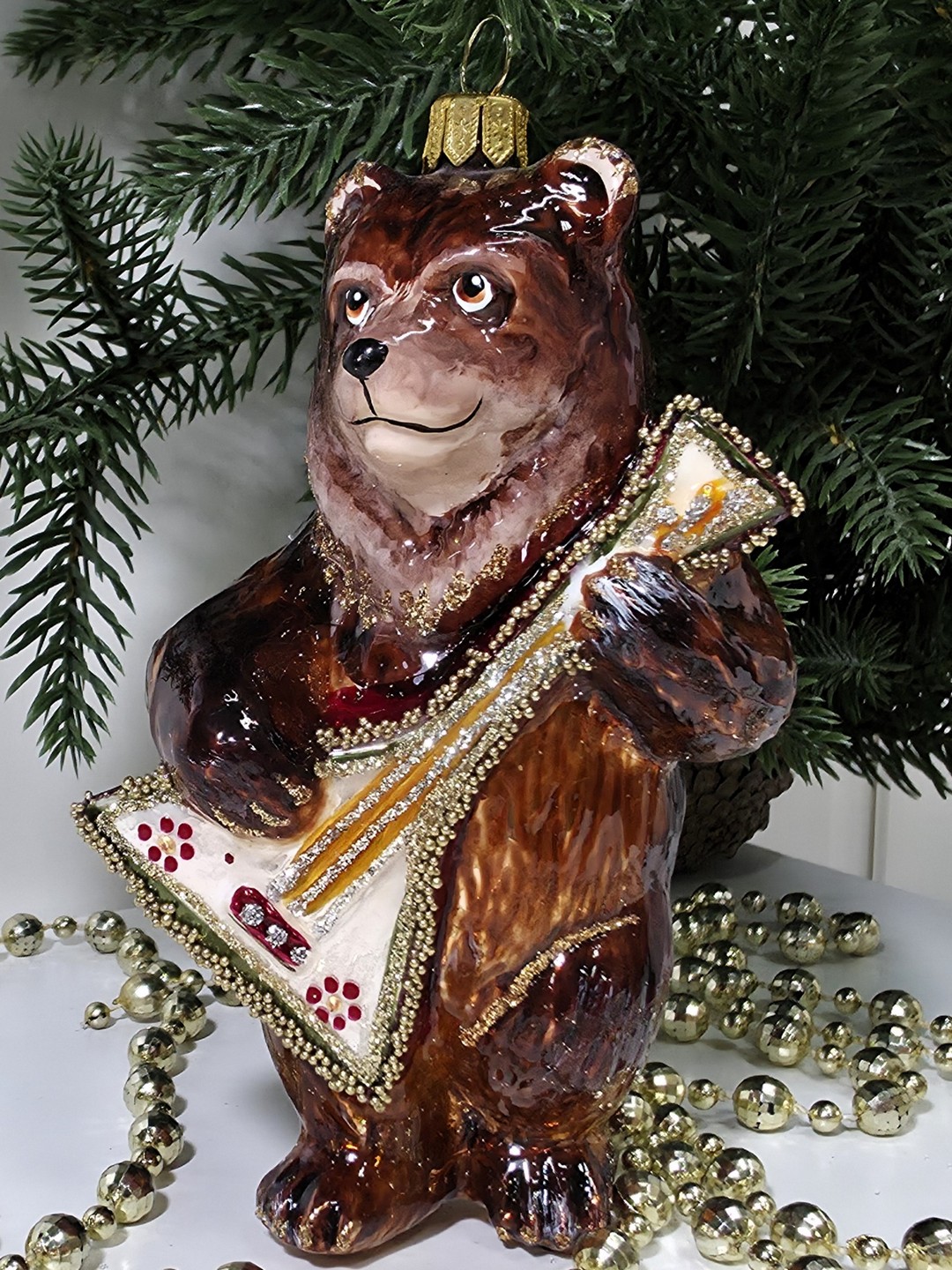 фото Стеклянная елочная игрушка Мишка с балалайкой