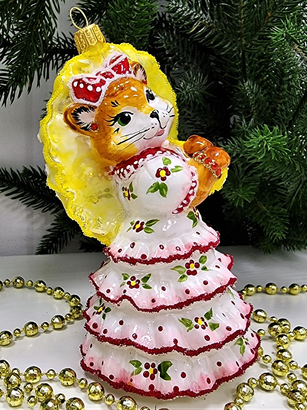 фото Стеклянная елочная игрушка Кошка с желтым зонтиком глянец