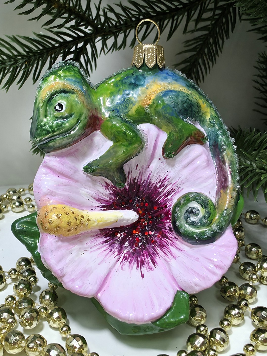 фото Стеклянная елочная игрушка Хамелеон на цветке