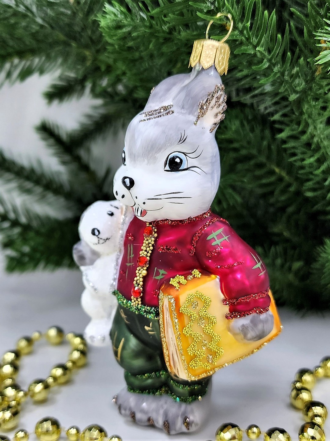 фото Стеклянная елочная игрушка Зайчик с зайкой и книгой