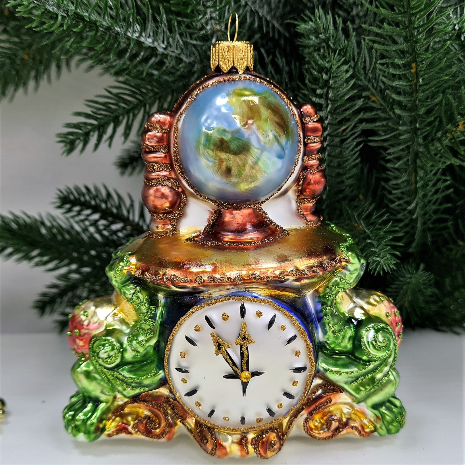 фото Стеклянная елочная игрушка Часы с глобусом