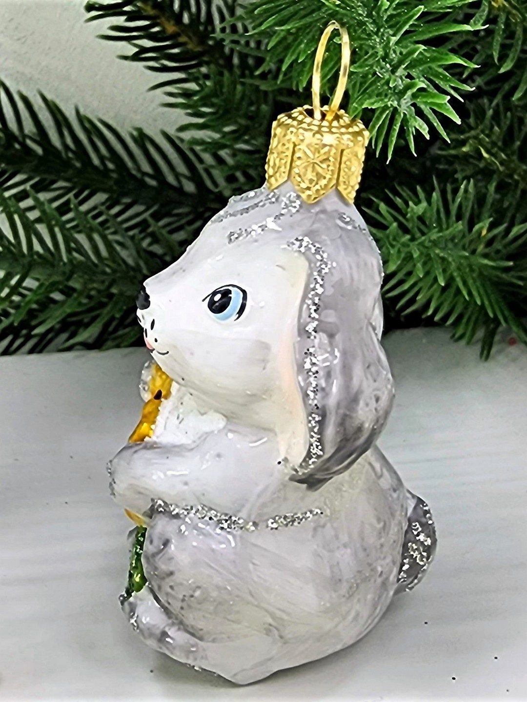 фото Стеклянная елочная игрушка Зайка с морковкой